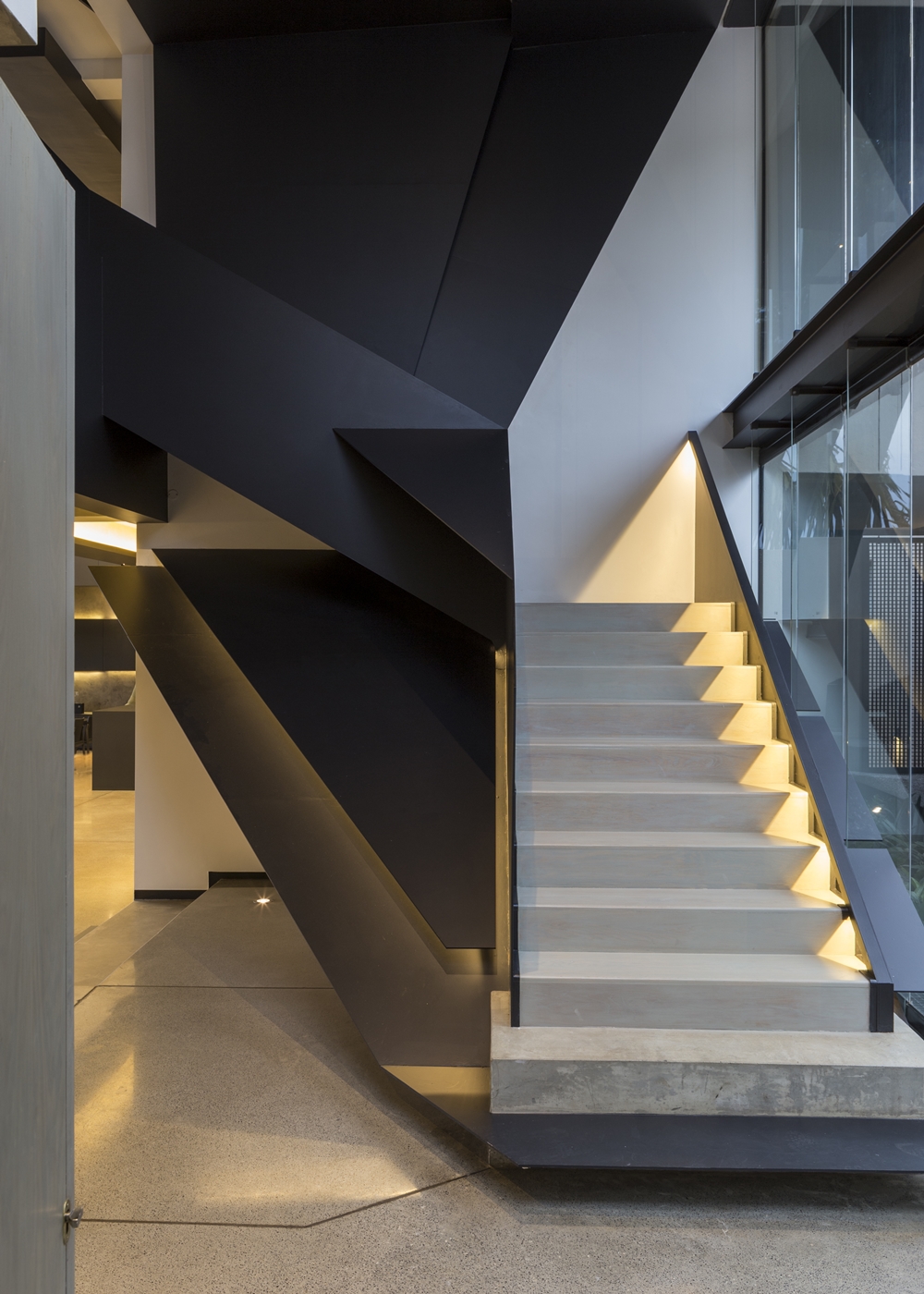 Modern staircase in Kloof Road House