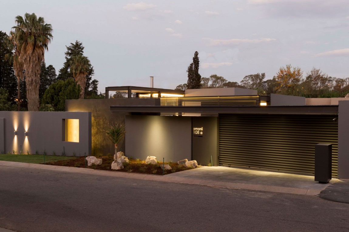 Single-Story-Modern-House-Design-House-Sar-by-Nico-van-der-Meulen-Architects-on-Architecture-Beast-01.jpg