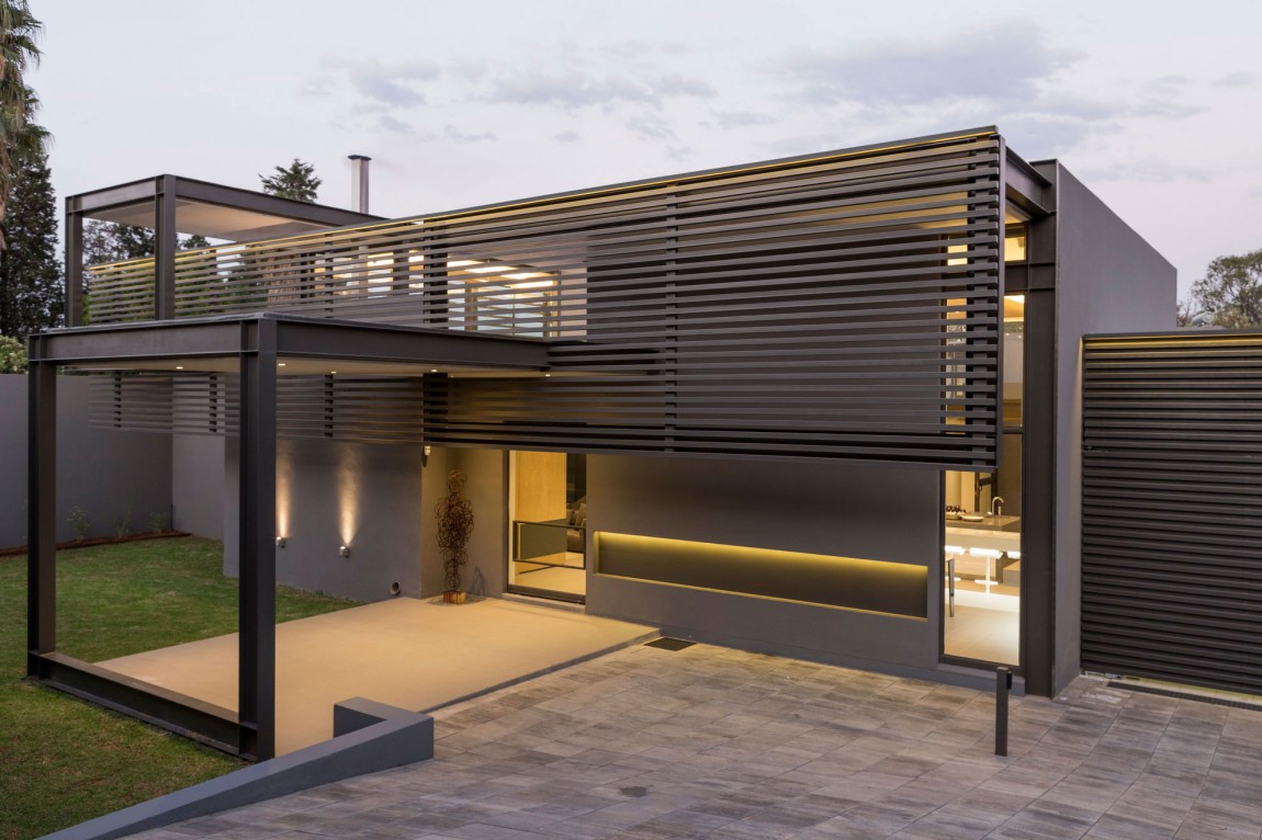 Single Story Modern House Design: House Sar by Nico van ...