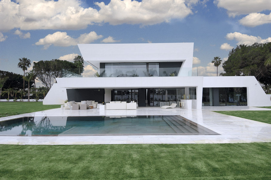 Modern white home and swimming pool