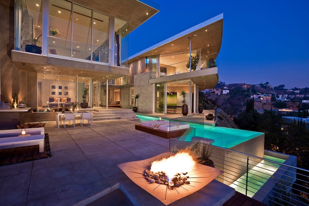 Modern home withoutdoor fireplace